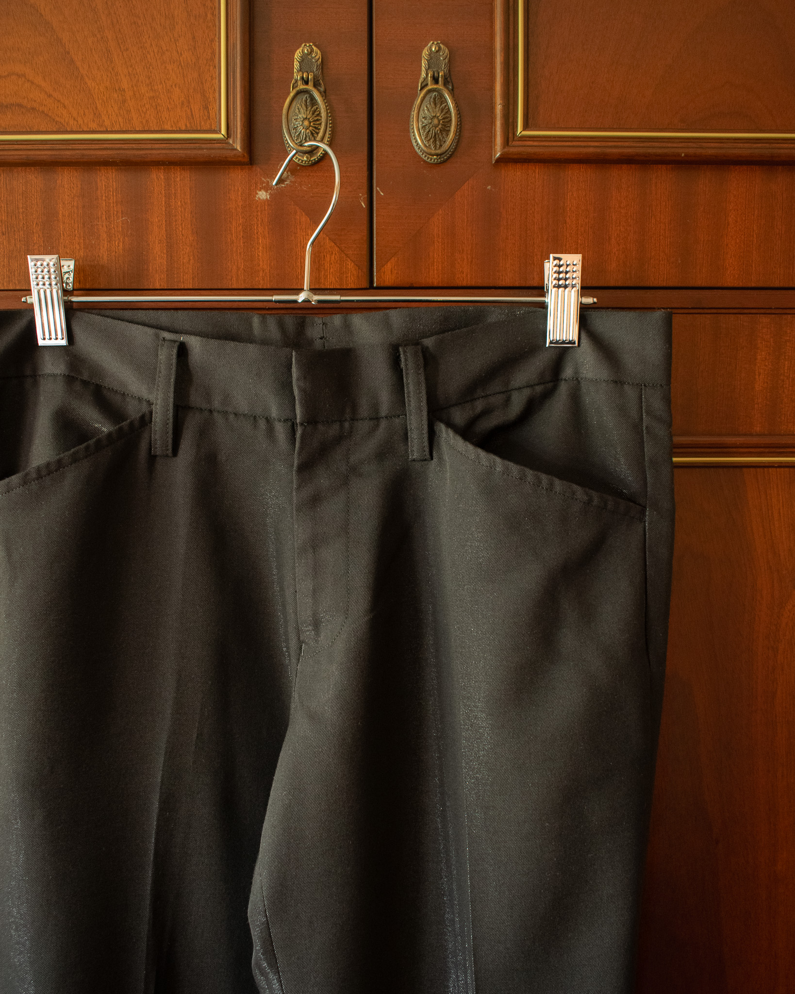 5351 POUR LES HOMMES SUIT TROUSER IN GLASSY BLACK - 29x33" - Image 4
