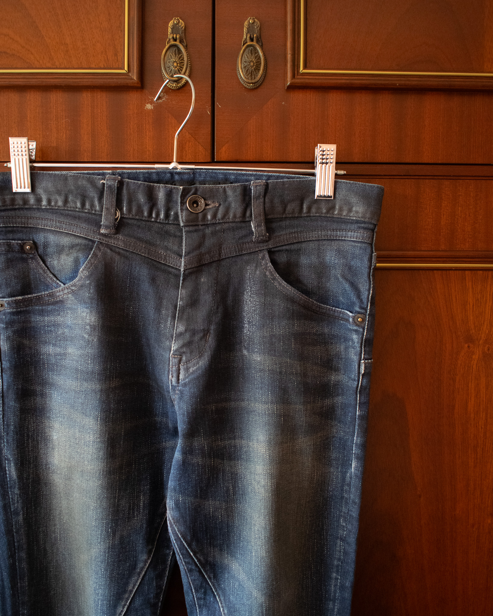SCHLUSSEL SKINNY JEANS IN COATED BLUE DENIM - 28x32" - Image 2