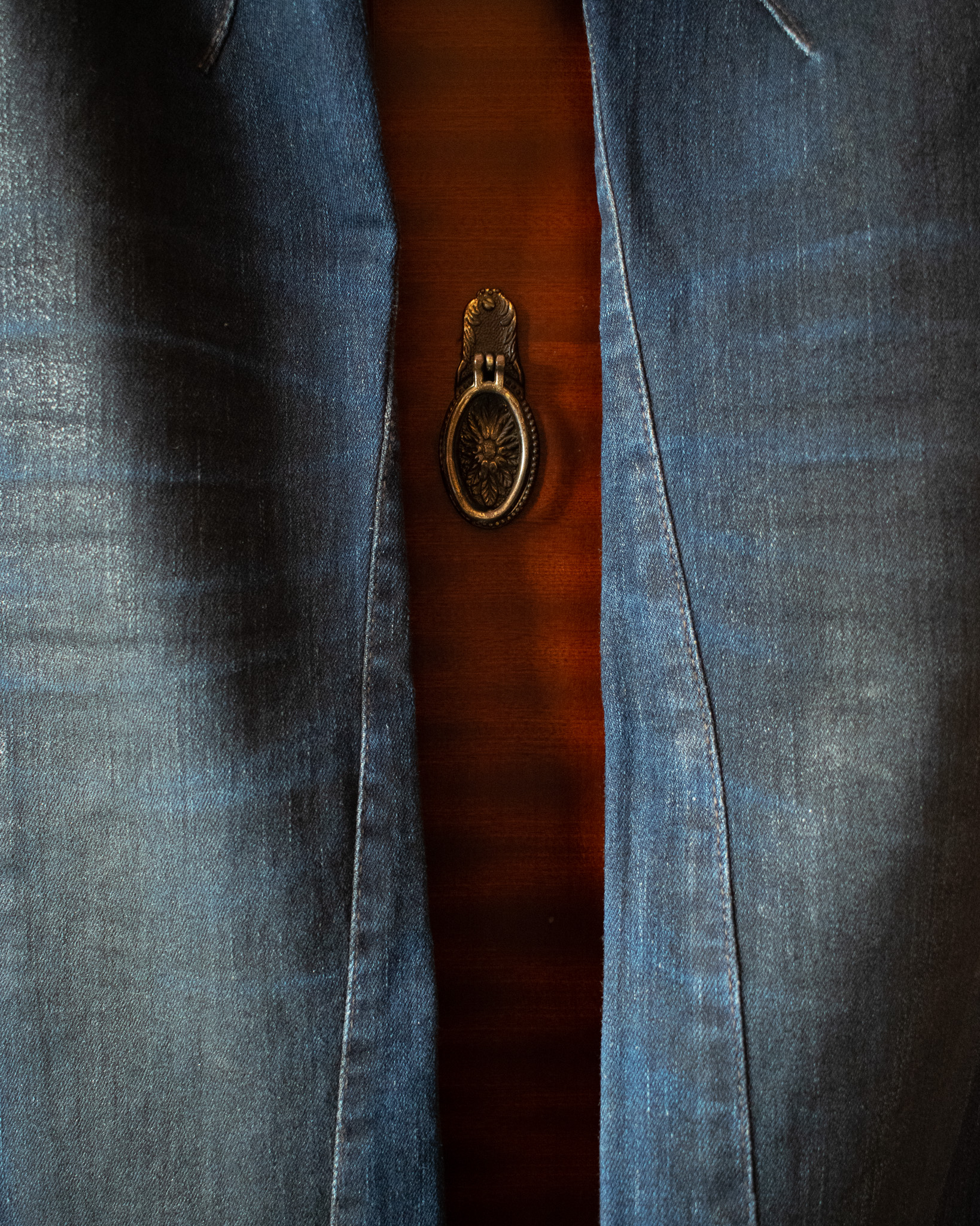 SCHLUSSEL SKINNY JEANS IN COATED BLUE DENIM - 28x32" - Image 4